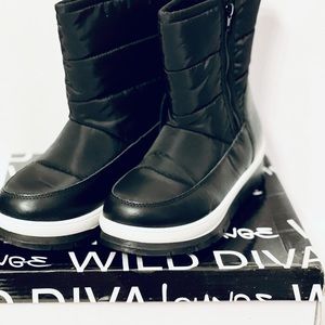 **brand New** Wild Diva Puffer OLAF Boots